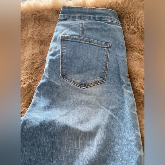 BNWT FasionNova Got What You Want Flare Leg Jeans - Light Blue Wash - Picture 8 of 12
